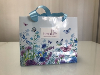 Papírová taška "Motýlci a květiny" (200*250*100 mm)